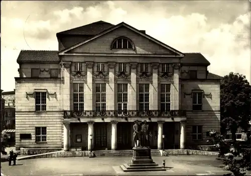 Ak Weimar in Thüringen, Deutsches Nationaltheater mit Goethe-Schiller-Denkmal