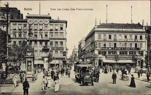 Ak Berlin Mitte, Unter den Linden, Ecke Friedrichstraße, Bus, Victoria Cafe, Passanten, Standuhr