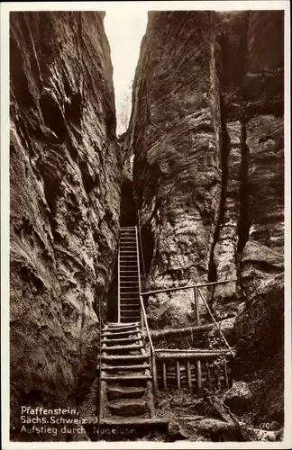 Ak Königstein an der Elbe Sächsische Schweiz, Pfaffenstein, Aufstieg durchs Nadelöhr