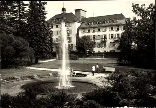 Ak Bad Brambach im Vogtland, Sanatorium Joliat-Curie-Haus, Springbrunnen