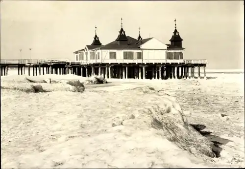 Ak Ostseebad Ahlbeck Heringsdorf auf Usedom, Winter an der Seebrücke