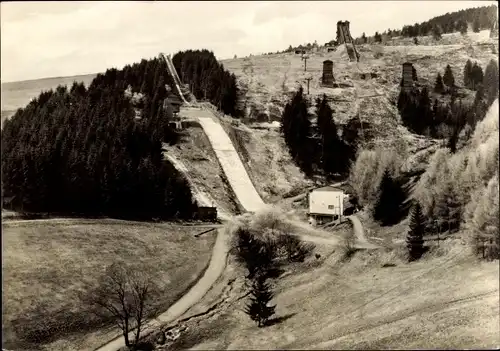 Ak Oberwiesenthal im Erzgebirge, Blick zu den Sprungschanzen