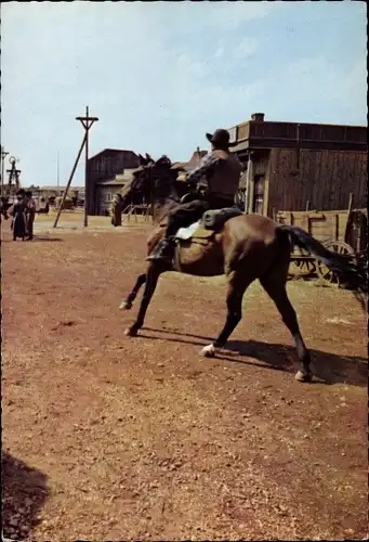 Ak Filmszene Winnetou II. Teil, Pferd im Gallop, Ponca Häuptling steckt Forresters Öllager in Brand