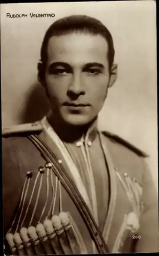 Ak Schauspieler Rudolph Valentino in Uniform, Portrait