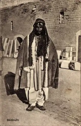 Ak Beduine in Volkstrachten vor einem Gebäude