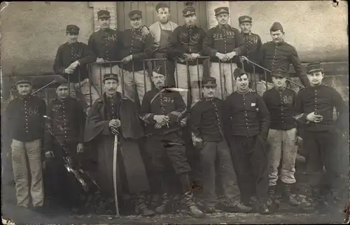 Foto Ak Französische Soldaten in Uniformen, Gruppenaufnahme, Kriegsgefangene ?