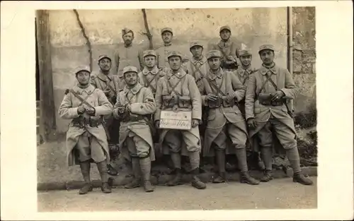 Foto Ak Französische Soldaten in Uniformen, Gruppenaufnahme, Infanterie Regiment 152,Poste de Police