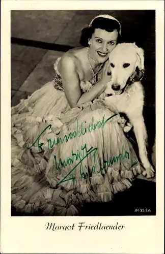 Ak Schauspielerin Margot Friedlaender, Portrait mit Hund, Autogramm