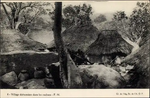 Ak Dahomey Benin, Dorf zwischen Felsen