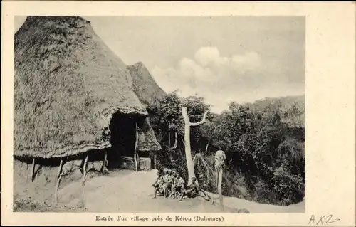 Ak Dahomey Benin, Eingang zu einem Dorf in der Nähe von Ketou