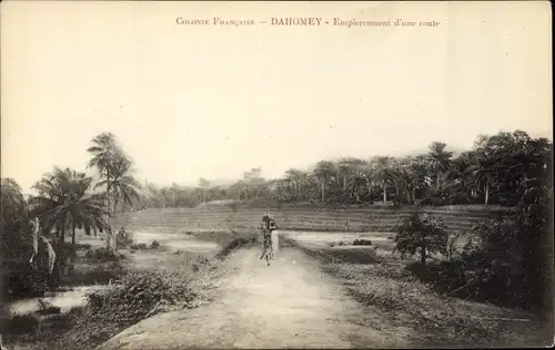 Ak Dahomey Benin, Steinlegung einer Straße