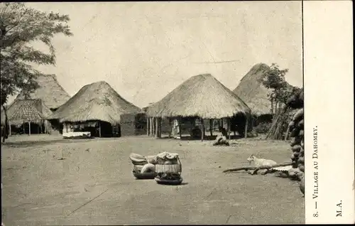 Ak Dahomey Benin, Dorfpartie, Platz, Wohnhäuser, Strohdächer