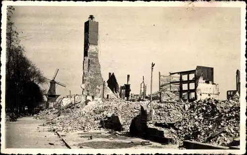 Foto Ak Niederlande, Blick auf Trümmer, zerstörte Bauten, Windmühle