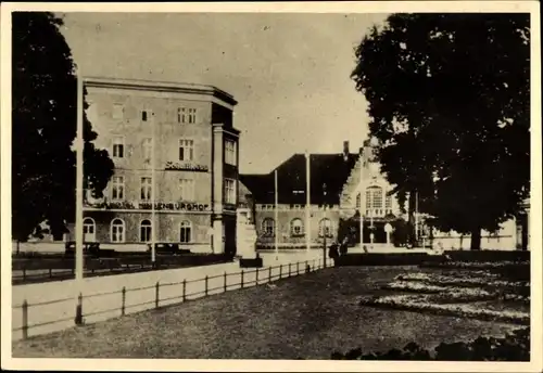 Foto Ak Świdnica Schweidnitz Schlesien, Straßenpartie mit Bahnhof