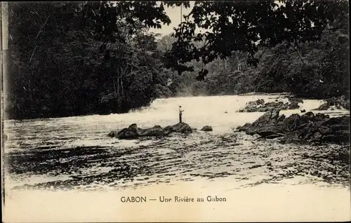 Ak Gabun, Flussufer, Mann auf einem Felsen