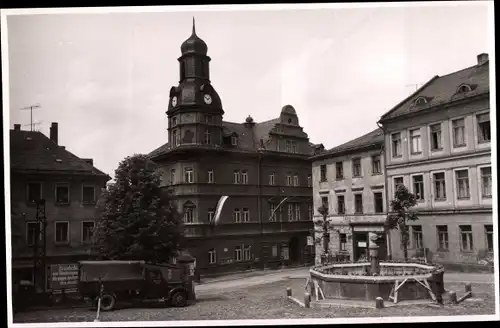 Ak Schleiz im Vogtland Thüringen, Straßenpartie mit Brunnen, Rathaus