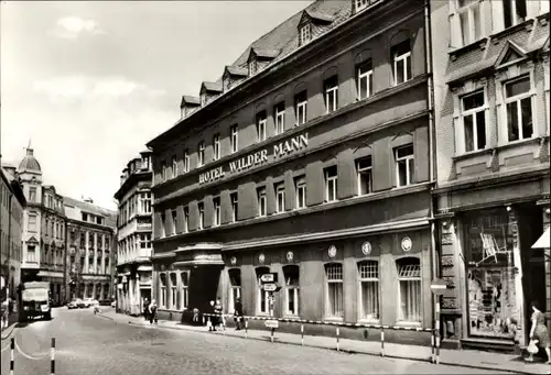 Ak Annaberg Buchholz Erzgebirge, Hotel Wilder Mann, Straßenpartie, Geschäft, Passanten