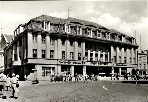 Ak Güstrow im Kreis Rostock, HO Hotel Stadt Güstrow, Straßenpartie