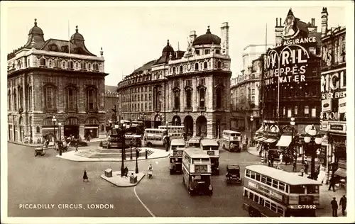 Ak West End London City England, Piccadilly Circus, Busse