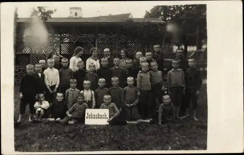 Foto Ak Johnsbach Glashütte im Osterzgebirge, Gruppenbild Kinder und Erwachsene