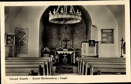 Ak Oberbärenburg Altenberg im Erzgebirge, Evan. Kapelle, Innenansicht, Altar, Kronleuchter, Kanzel