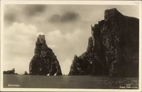 Ak Biornoya Norwegen, Felsenformation, Blick vom Wasser aus