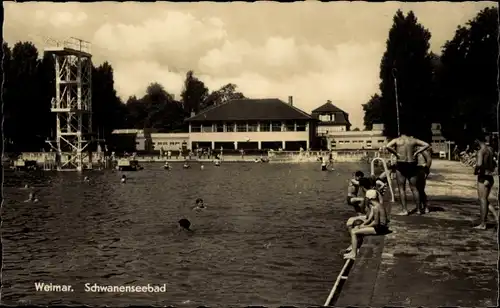 Ak Weimar in Thüringen, Schwanenseebad, Sprungturm, Badegäste