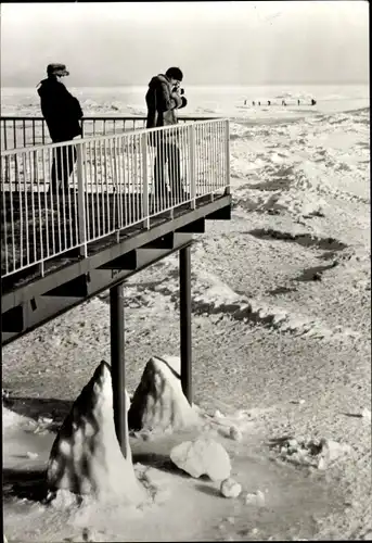 Ak Ostseebad Ahlbeck Heringsdorf auf Usedom, An der Seebrücke, Winteransicht