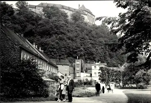 Foto Ak Greiz im Vogtland, Ortspartie, Schloss, Spaziergänger