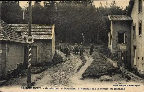 Ak Col de la Schlucht Vosges, Gendarmes et Douaniers Allemands sur le sentier du Hohneck