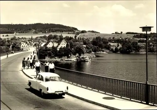 Ak Saalburg in Thüringen, Straßenpartie an der Bleilochtalsperre, Blick zum Ort