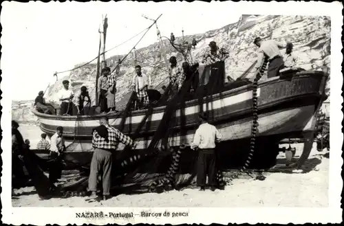 Ak Nazaré Nazareth Portugal, Fischerboot, Fischer am Strand
