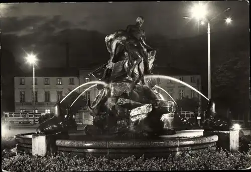 Ak Schwerin in Mecklenburg Vorpommern, Brunnen Rettung aus Seenot am Grunthalplatz bei Nacht