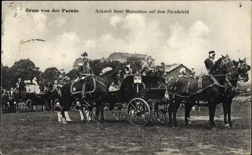 Ak Gruß von der Parade, Ankunft Ihrer Majestäten auf dem Paradefeld, Kutsche
