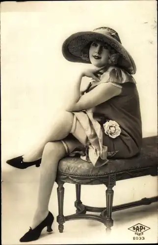 Ak Junge Frau, Reizwäsche, Strümpfe, Hut, Sitzbank