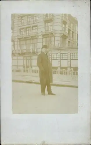 Foto Ak Scheveningen Den Haag Südholland, Mann vor dem Palace Hotel