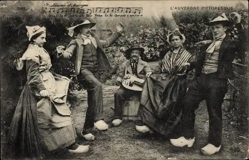 Ak Auvergne, Tänzer in Volkstrachten, Bourree