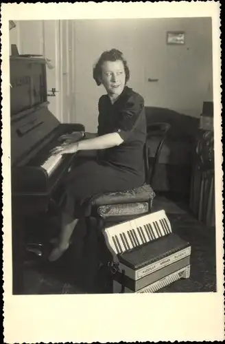 Foto Ak Frau spielt Klavier, Akkordeon