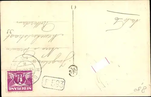 Ak Kleines Kind steht vor einem Klavier