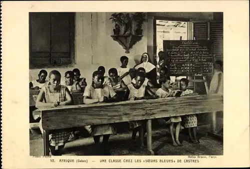 Ak Gabun, Une Classe chez les Soeurs Bleues de Castrates, Schulbänke, Tafel