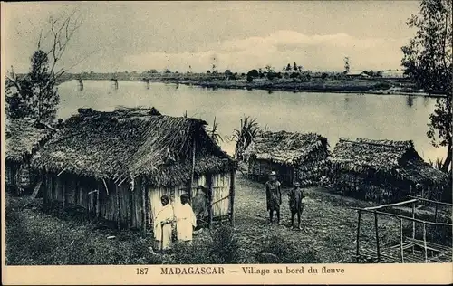 Ak Madagaskar, Dorf am Fluss