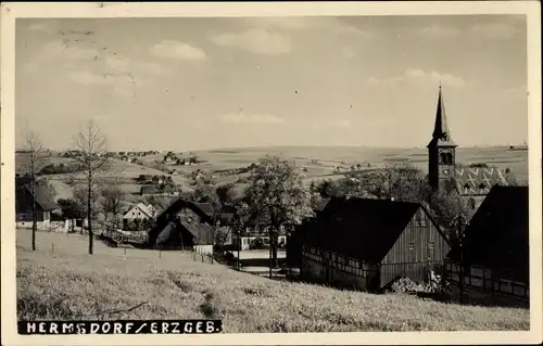 Foto Ak Hermsdorf im Erzgebirge, Blick auf den Ort, Kirchturm, Felder