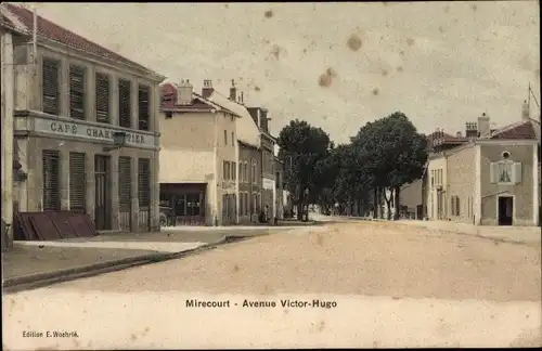 Ak Mirecourt Lothringen Vosges, Victor Hugo Straße, Café