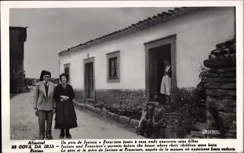 Ak Cova da Iria Fatima Portugal, Der Vater und die Mutter von Jacinta und Francisco