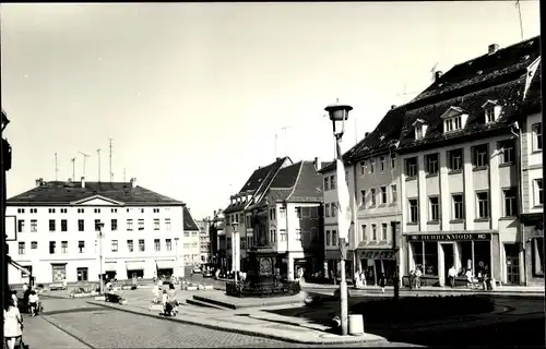 Foto Ak Lutherstadt Eisleben, Platz, Geschäftshäuser, Passanten, Brunnen