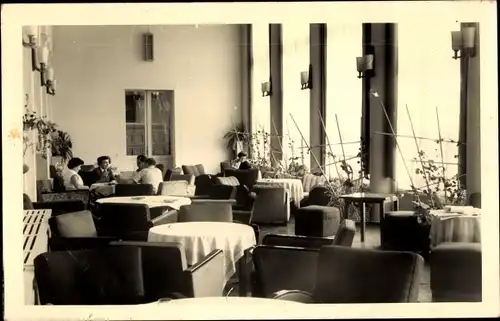 Foto Ak  Ostseebad Ahlbeck Heringsdorf auf Usedom, Gesellschaftsraum