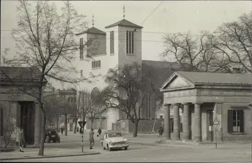 Foto Ak Naumburg an der Saale, Kirche, Auto, Passanten, Gebäude mit Säulen