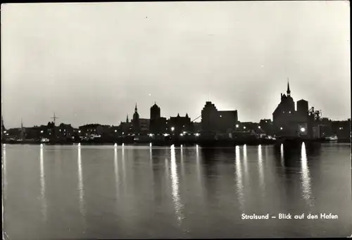 Ak Stralsund in Vorpommern, Blick auf den Hafen, Nacht