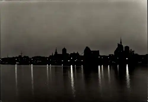 Ak Stralsund in Vorpommern, Blick auf den Hafen bei Nacht