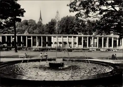 Ak Bad Elster im Vogtland, Wandelhalle, Springbrunnen